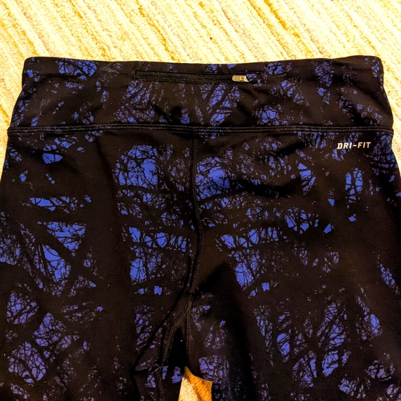 🌺SOLD🌺  Athletic, Nike Dri-fit  Running Tights - Size M -Tree Branch Pattern - Picture 2 of 7
